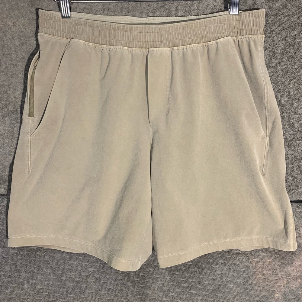 LuluLemon Shorts Mens Large Beige Chino DrawString Athleisure Elastic Golf